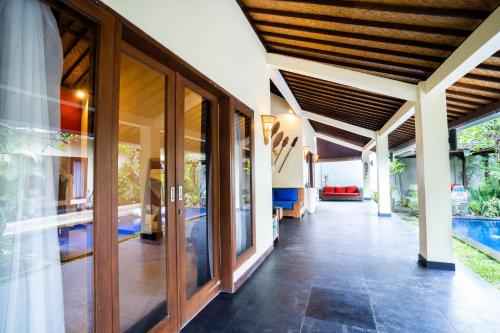 Κήπος έξω από το Villa Agni - BEST location! 3BR villa at the heart of Seminyak
