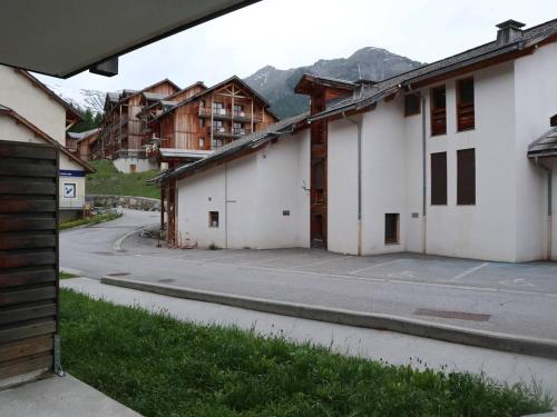 Studio aux Orres 1800m avec Piscine, Terrasse, et Accès Direct aux Pistes - FR-1-322-525
