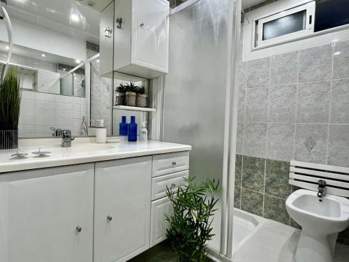 une salle de bain blanche avec un lavabo et des toilettes dans l'établissement Appartement 3 pièces, front de mer, accès direct plage, équipements modernes - FR-1-225-796, à Argelès-sur-Mer