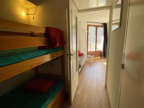 Cette petite chambre comprend 2 lits superposés et un couloir. dans l'établissement Charmant studio rénové aux Molanès - Balcon, parking privé, proche télécabine et navette - FR-1-165A-177, à Uvernet