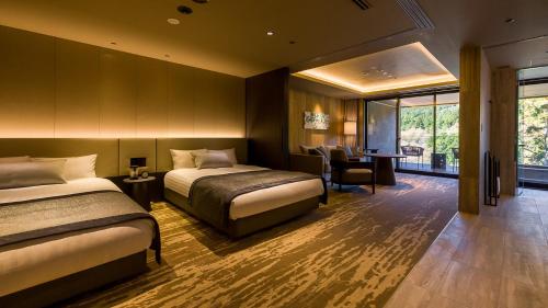 日光市にある鬼怒川渓翠のベッド2台とデスクが備わるホテルルームです。
