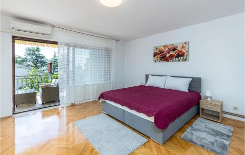 sypialnia z łóżkiem i dużym oknem w obiekcie 1 Bedroom Nice Apartment In Rijeka w mieście Rijeka