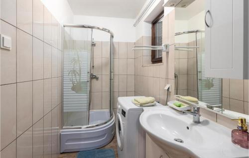 W łazience znajduje się umywalka, prysznic i wanna. w obiekcie 1 Bedroom Nice Apartment In Rijeka w mieście Rijeka