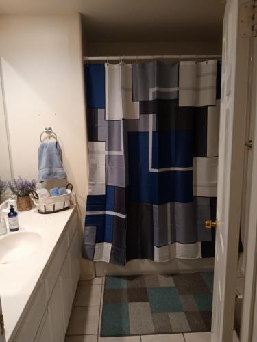 baño con lavabo y cortina de ducha en Levander Cozy Home, en Alhambra
