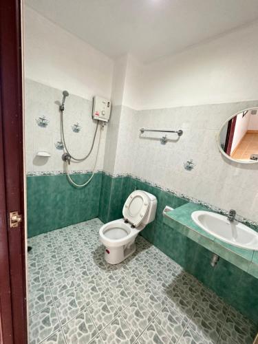 uma casa de banho com um chuveiro, um WC e um lavatório. em Bophut residence & House em Bophut 