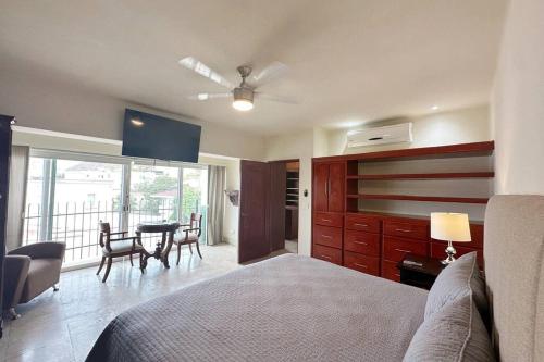 1 dormitorio con 1 cama y 1 mesa con sillas en Villa Cola de Ballena, Pedregal @ Cabo's Downtown en Cabo San Lucas