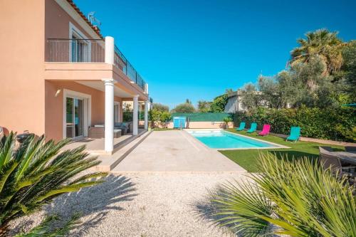 une villa avec piscine et une maison dans l'établissement Villa moderne avec Piscine, proche mer, à Villeneuve-Loubet
