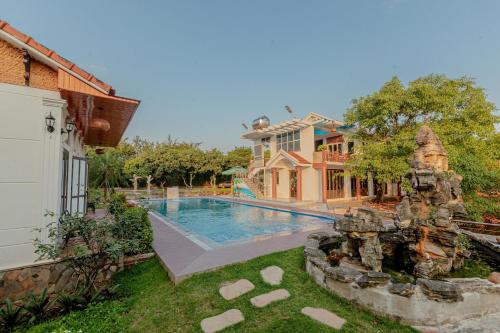 a swimming pool in a yard next to a house at Hoa Lu Garden Resort in Ninh Binh