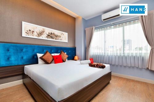 sypialnia z dużym łóżkiem i dużym oknem w obiekcie HANZ Premium Bamboo Hotel w Ho Chi Minh