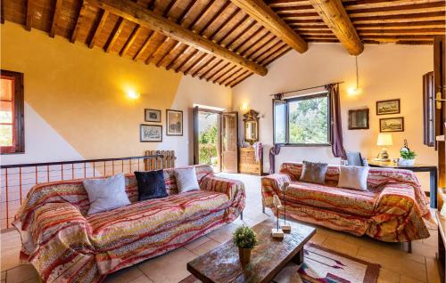 een woonkamer met 2 banken en een tafel bij Nice Home In Volterra With Private Swimming Pool, Can Be Inside Or Outside in Montaperti