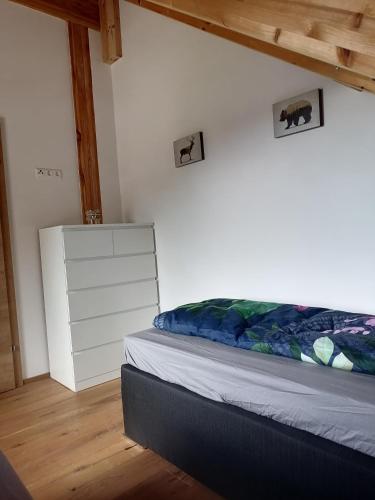 1 dormitorio con 1 cama y vestidor en Bergzauber View en Ramsau am Dachstein