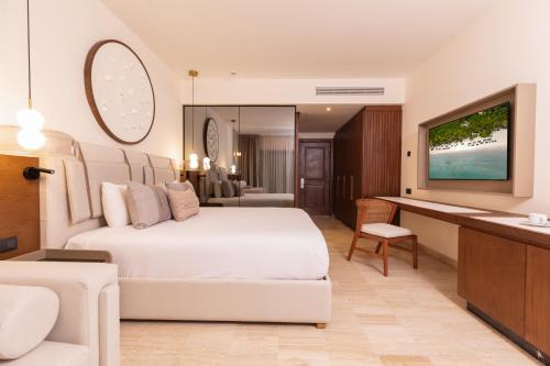 een hotelkamer met een bed en een bureau bij Grand Palladium Kantenah Resort & Spa - All Inclusive in Akumal