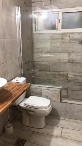 La salle de bains est pourvue de toilettes, d'une douche et d'un lavabo. dans l'établissement Mirador, à Federación