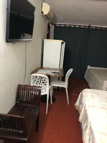 Cette chambre dispose d'une table, d'une chaise et d'une télévision. dans l'établissement Mirador, à Federación