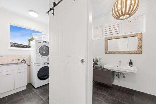 a laundry room with a washer and dryer and a sink at The White House in Geelong