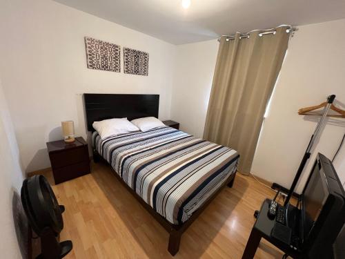 Giường trong phòng chung tại Lima Mini Aparts Monterrico - Cerca Embajada EEUU