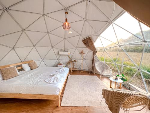 a bedroom in a geodesic dome tent at Chavallee Campground in Ban Tha Chang