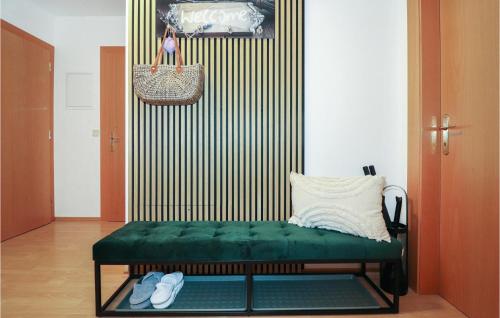 un banco verde con una almohada y unos zapatos en Gorgeous Apartment In Schiefling Am Wrthers, With Kitchen, en Sankt Egyden