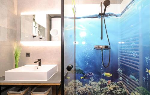 baño con lavabo y acuario en Gorgeous Apartment In Schiefling Am Wrthers, With Kitchen, en Sankt Egyden