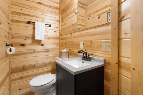 La salle de bains est pourvue de toilettes et d'un lavabo. dans l'établissement The Lookout, à Logan