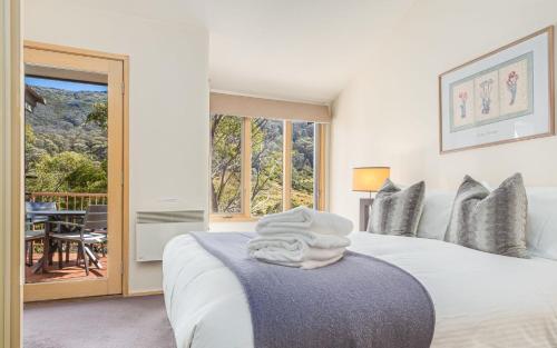 a bedroom with a bed and a balcony at Lhotsky 4 in Thredbo