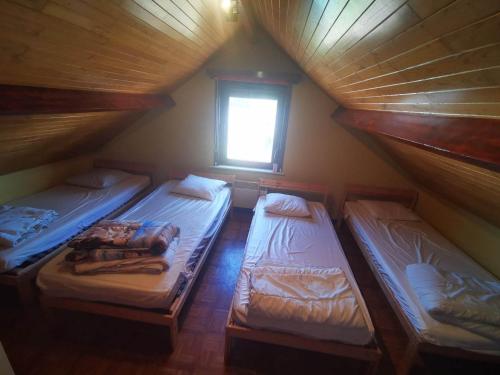 3 stapelbedden in een kamer met een raam bij Aux 3 P'tits Wallons in Middelkerke