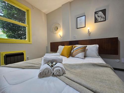 dos camas sentadas una al lado de la otra en un dormitorio en Hotel Princesinha do Café, en Vassouras