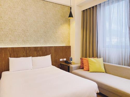 una camera d'albergo con due letti e una finestra di Sunrise Hotel & Resort Taimali a Taimali
