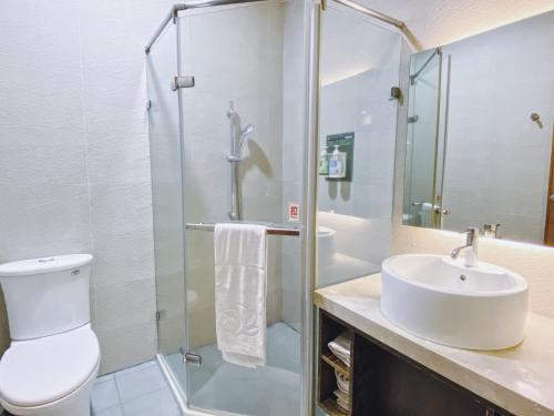 y baño con aseo, lavabo y ducha. en Sunrise Hotel & Resort Taimali en Taimali