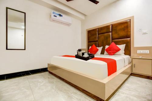 מיטה או מיטות בחדר ב-OYO Flagship Hotel Jo Jo