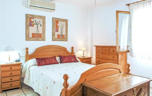 ein Schlafzimmer mit einem Holzbett und einer Holzkommode in der Unterkunft Awesome Home In Pilar De La Horadada With Wifi in Pilar de la Horadada