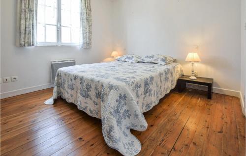 - une chambre avec un lit et une couverture dans l'établissement Lovely Home In Deauville With Wifi, à Deauville