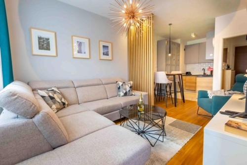 ein Wohnzimmer mit einem Sofa und einem Tisch in der Unterkunft Platinum_Luxury_Apartment II in Teslić