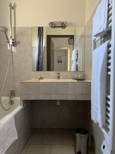 ein Bad mit einem Waschbecken und einem Spiegel in der Unterkunft Lou Castellas in Eyguières