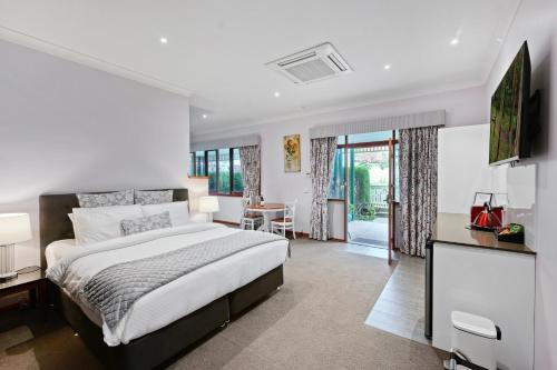 una camera da letto con un letto, un tavolo e delle sedie di Wrenfield Cottages a Marysville