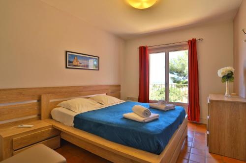 ein Schlafzimmer mit einem Bett mit zwei Handtüchern darauf in der Unterkunft Lantana luxury property in Bormes-les-Mimosas