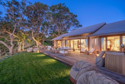 Andersons Cove Luxury Accommodationにある庭