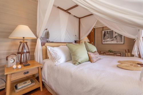 - une chambre avec un lit à baldaquin dans l'établissement Andersons Cove, à Langs Beach