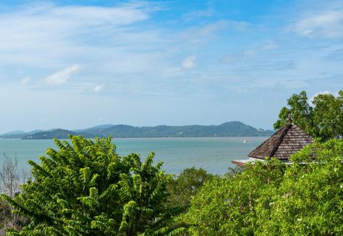 uma vista para um grande corpo de água com uma casa em The Westin Siray Bay Resort & Spa, Phuket em Phuket