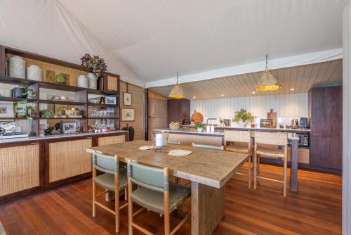 Andersons Cove Luxury Accommodationにあるキッチンまたは簡易キッチン