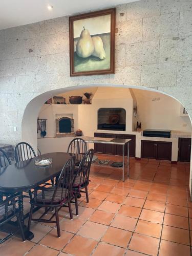 une salle à manger avec une table et des chaises ainsi qu'une cuisine dans l'établissement Monte Parnaso, 
