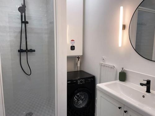 a bathroom with a shower and a washing machine at Le Simone: Appartement de charme coeur de village, 2 chambres in Villard-de-Lans