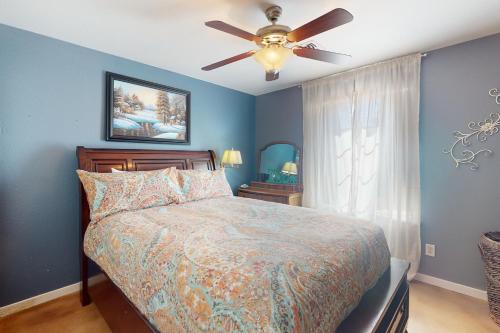 a bedroom with a bed and a ceiling fan at South Valley Retreat in Avondale