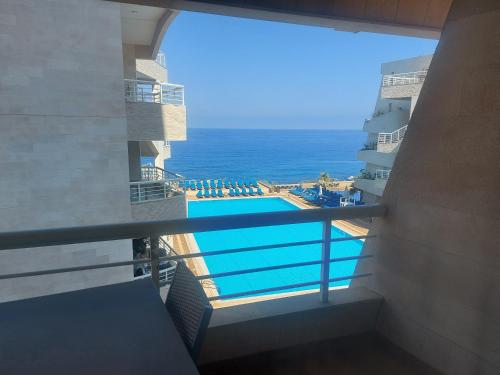Vista de la piscina de Castel Mare Beach Hotel & Resort o alrededores
