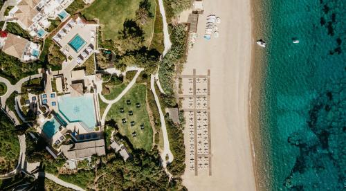 una vista aérea de una playa y el océano en Anassa, en Polis Chrysochous