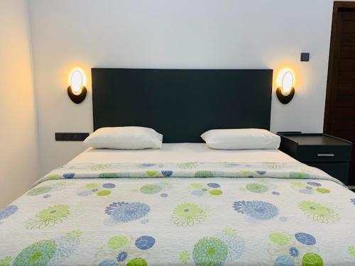 Postel nebo postele na pokoji v ubytování Burberry residencies