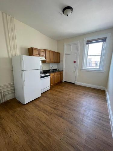 uma cozinha vazia com um frigorífico branco e uma janela em 135 Hawthorne ave em Yonkers
