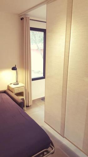 une chambre avec un lit et une fenêtre dans l'établissement Studio confortable dans villa, terrasse, clim, à Montpellier