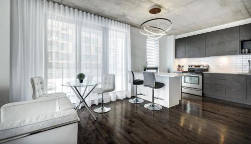 uma cozinha com mesa e cadeiras e uma cozinha com balcão em 135 Hawthorne ave em Yonkers