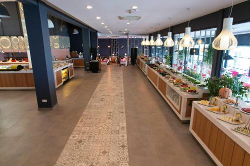 En restaurant eller et andet spisested på Flora Garden Beach Hotel - Adults Only 16 Plus - Couples Concept